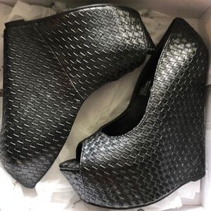 Black weave pattern wedges